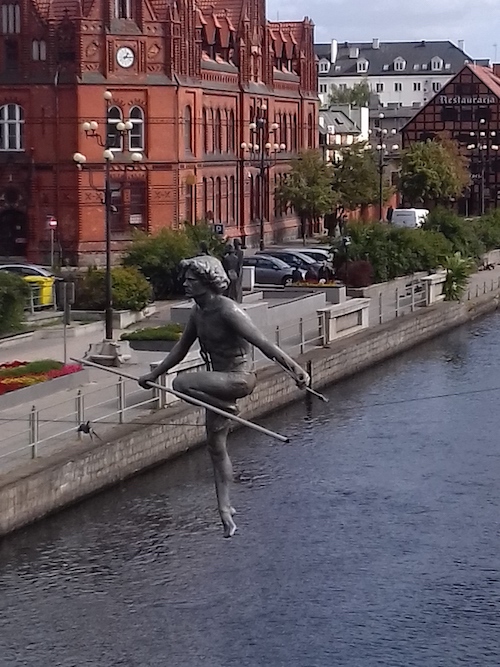 Bydgoszcz rzeźba Przechodzący przez rzekę