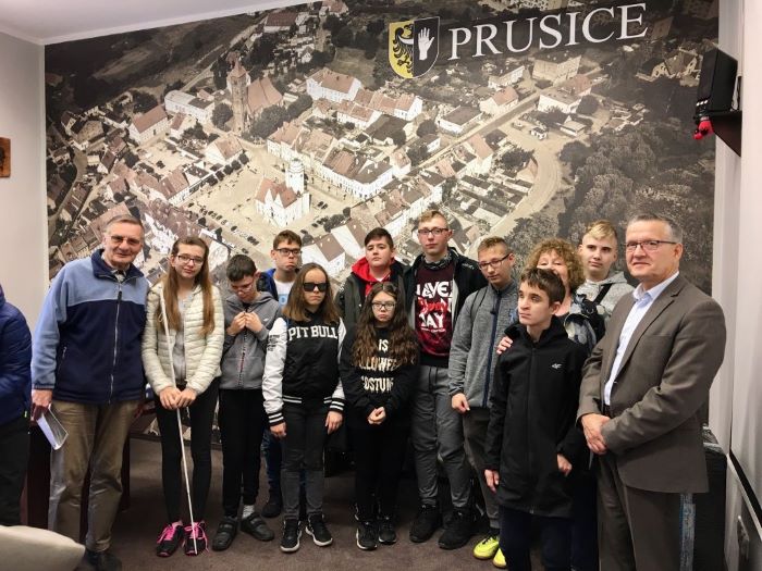 Uczniowie na spotkaniu  z władzami miasta w prusickim ratuszu