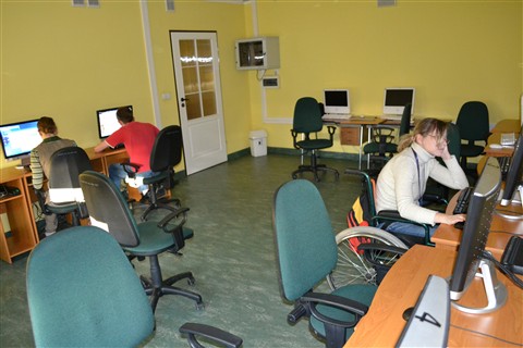 W pracowni komputerowej młodzież ma możliwość korzystania z komputerów wyposażonych w specjalistyczne oprogramowanie dla słabowidzących i niewidomych.