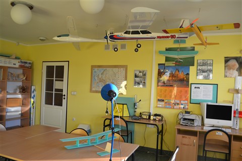 Pracownia modelarska „Chiroptera” stoi otworem dla wszystkich uczniów chcących opanować trudną sztukę składania i pilotażu latających modeli samolotów.