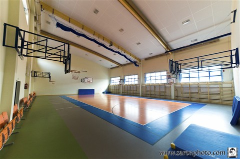 Sala gimnastyczna wyposażona jest m.in. w elektroniczną tablicę wyników, profesjonalne nagłośnienie, opuszczaną kurtynę czy ruchome tablice do koszykówki.