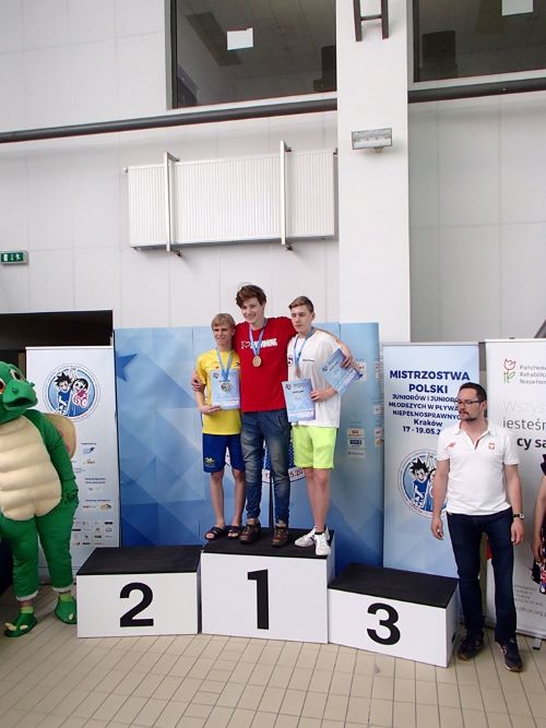 Michał na najwyższym podium podczas wręczenia złotego medalu na Mistrzostwach Polski w Krakowie