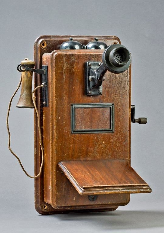 najstarszy aparat telefoniczny  z 18881 r. w zbiorach MPiT we Wrocławiu