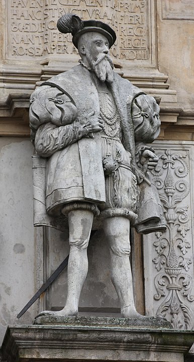 Figura księcia Jerzego II w paradnym stroju renesansowym z fasady zamku w Brzegu