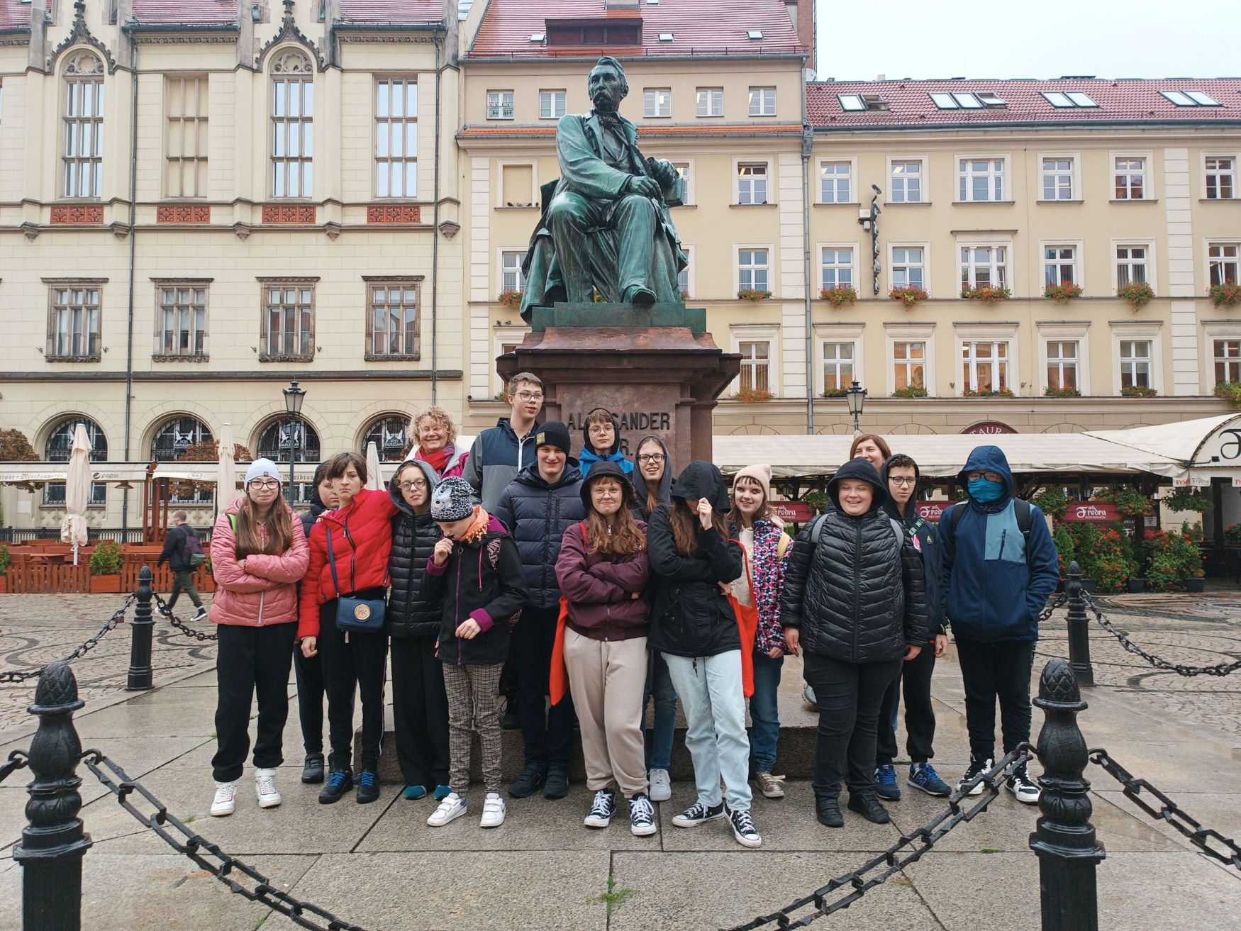 Uczniowie klas VI – VIII SP przed pomnikiem Aleksandra Fredry na wrocławskim rynku