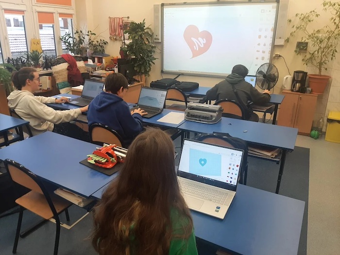 Uczniowie klasy VIII przed komputerami projektują „walentynkowe serca”