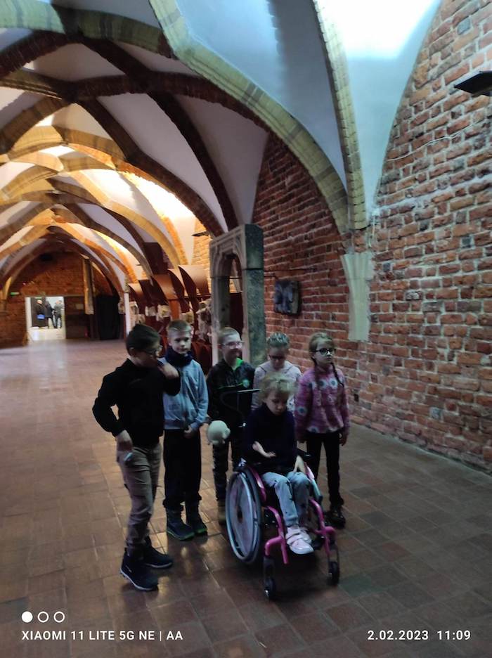 Uczniowie w korytarzu muzeum architektury
