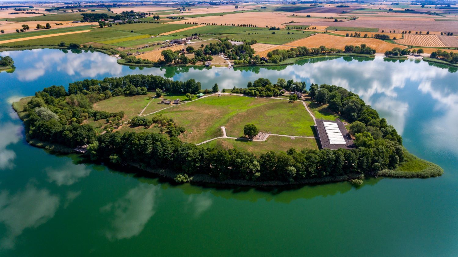 Wyspa Ostrów Lednicki na Jeziorze Lednickim, gniazdo Piastów, fot. T. Pluciński