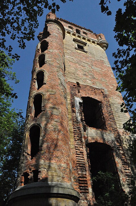 Ruina wieży pałacowej w Chwalimierzu