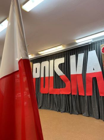 Dekoracja - flaga i biało-czerwony napis Polska