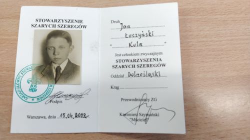 Fotografia przedstawiająca legitymację Stowarzyszenia Szarych Szeregów- zdjęcie legitymacyjne pochodzi z czasów wojennych, przedstawia pana Łuczyńskiego w wieku 15 lat