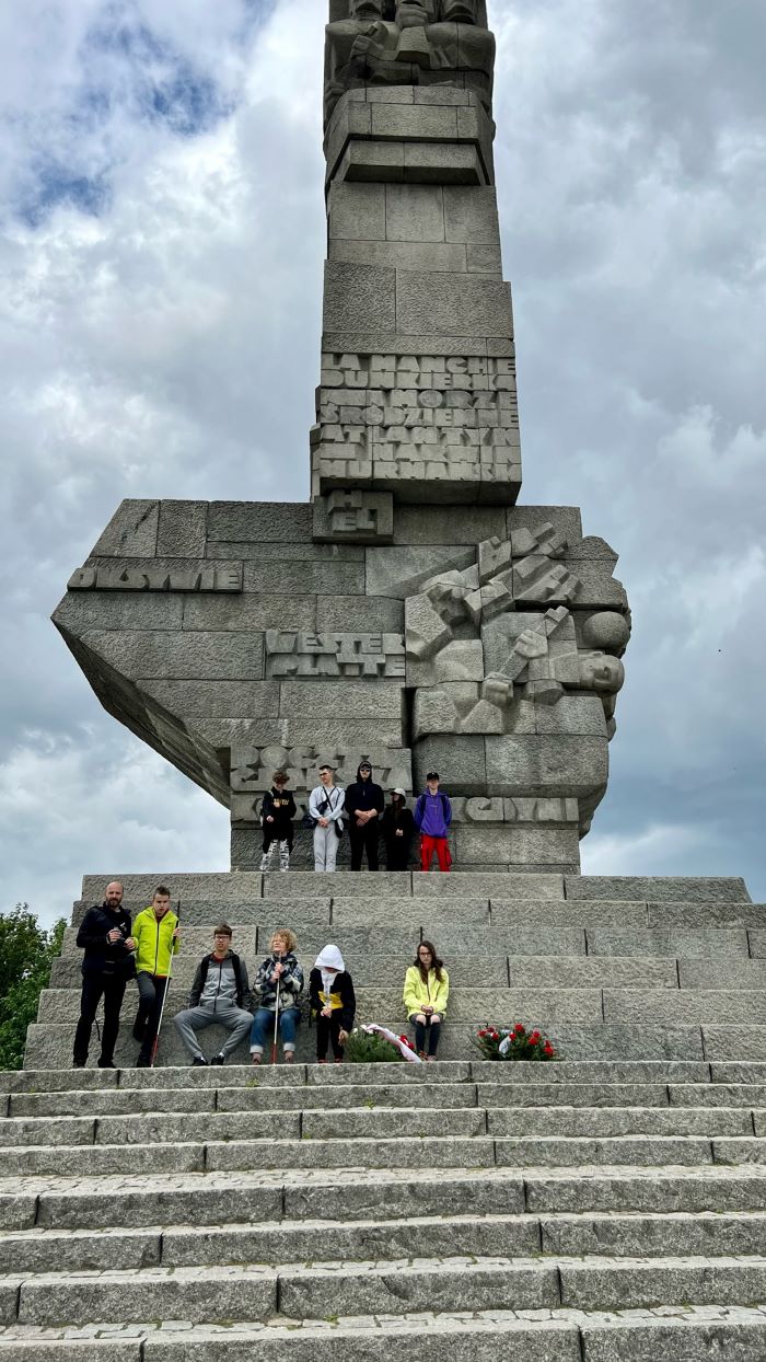 Uczniowie przed Pomnikiem Obrońców Wybrzeża na Westerplatte